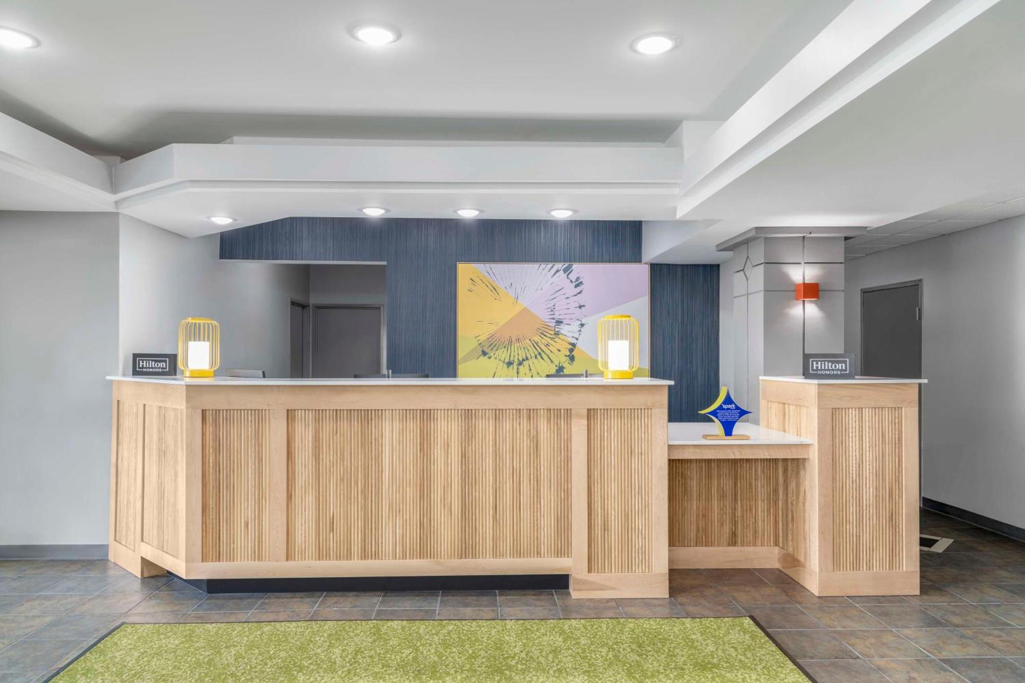 Spark By Hilton Lansing Bagian luar foto